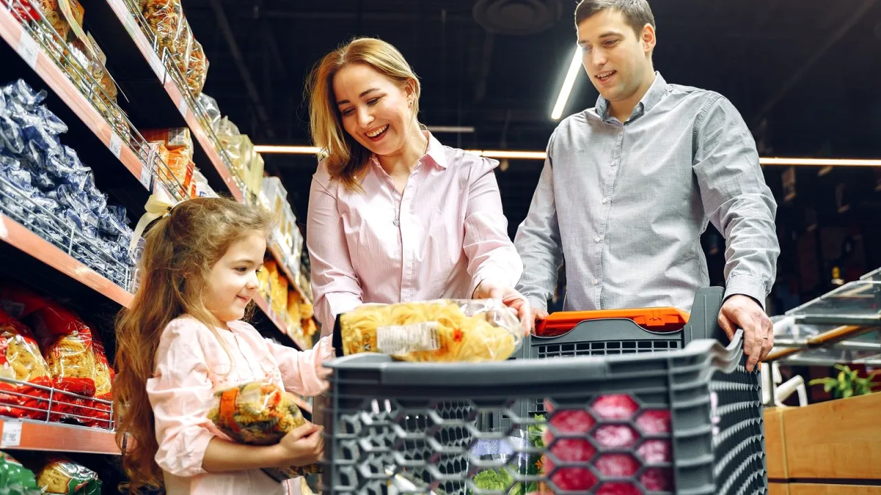 Markette alışveriş yapan aile